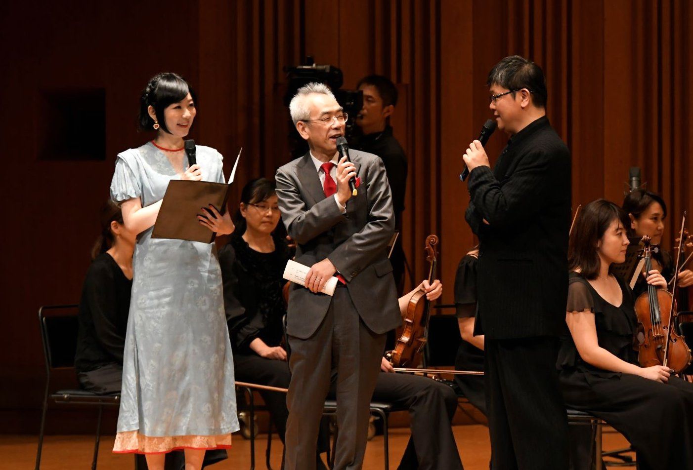 「サガ」生みの親である河津氏(写真左中央)から新たな「SaGa THE STAGE」の作曲をその場で依頼され、驚きつつも快諾する伊藤氏