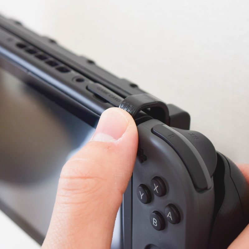 下部にあるツメに引っ掛けて押し込むだけで簡単に装着可能。取り外しは逆の手順で行なうだけ