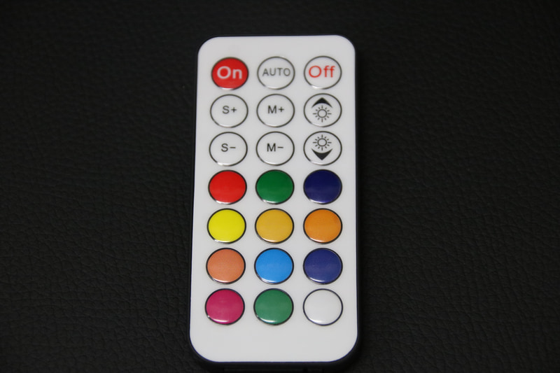 色を変更できるリモコン。薄いためモバイルバッテリーと一緒に底面のポケットに入れておくこともできる