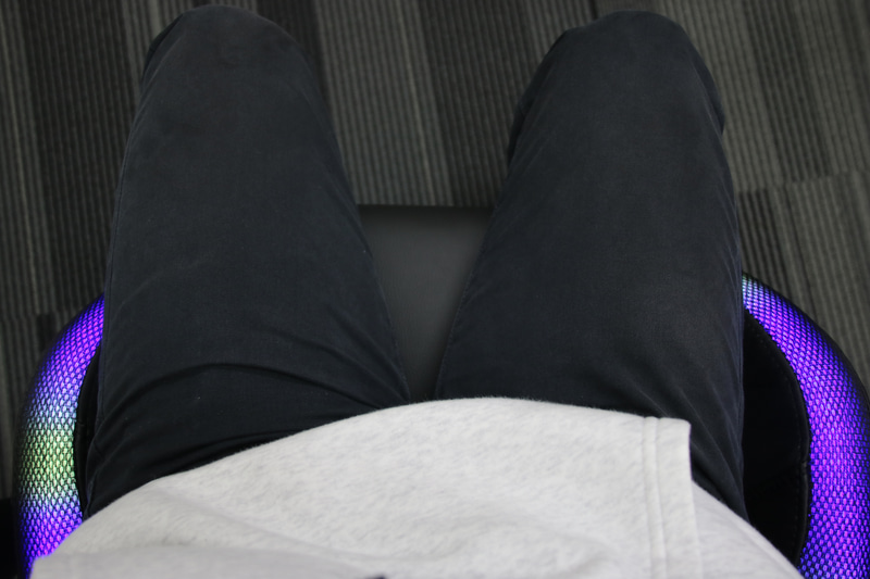 座った際の視点。座面の発光部分は見える