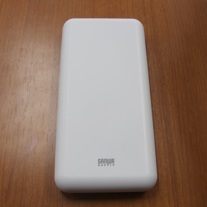 点灯目安時間は10,000mAhで約4時間。今回使用したのはサンワサプライより専用のモバイルバッテリーとして発売されている20,000mAhを有する製品