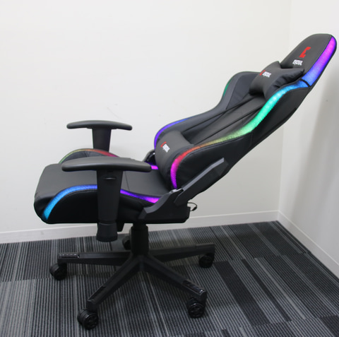 アイツただのイスじゃねぇ、光る……だとっ！ LED内蔵の光るゲーミング