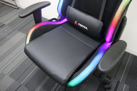 アイツただのイスじゃねぇ、光る……だとっ！ LED内蔵の光るゲーミング