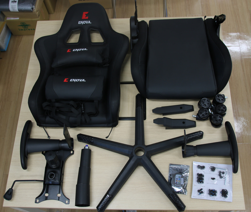 本製品を構成しているパーツ。組み立てに必要なドライバーとしての器具も内蔵されている。マニュアルも日本語でわかりやすく書かれている