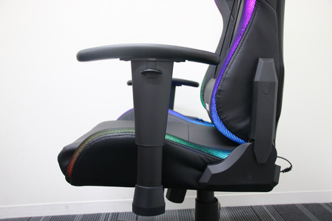 アイツただのイスじゃねぇ、光る……だとっ！ LED内蔵の光るゲーミング