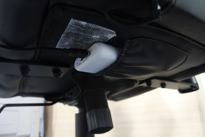 底面のケーブルとポケット。ケーブルはかなり長めのサイズとなっている