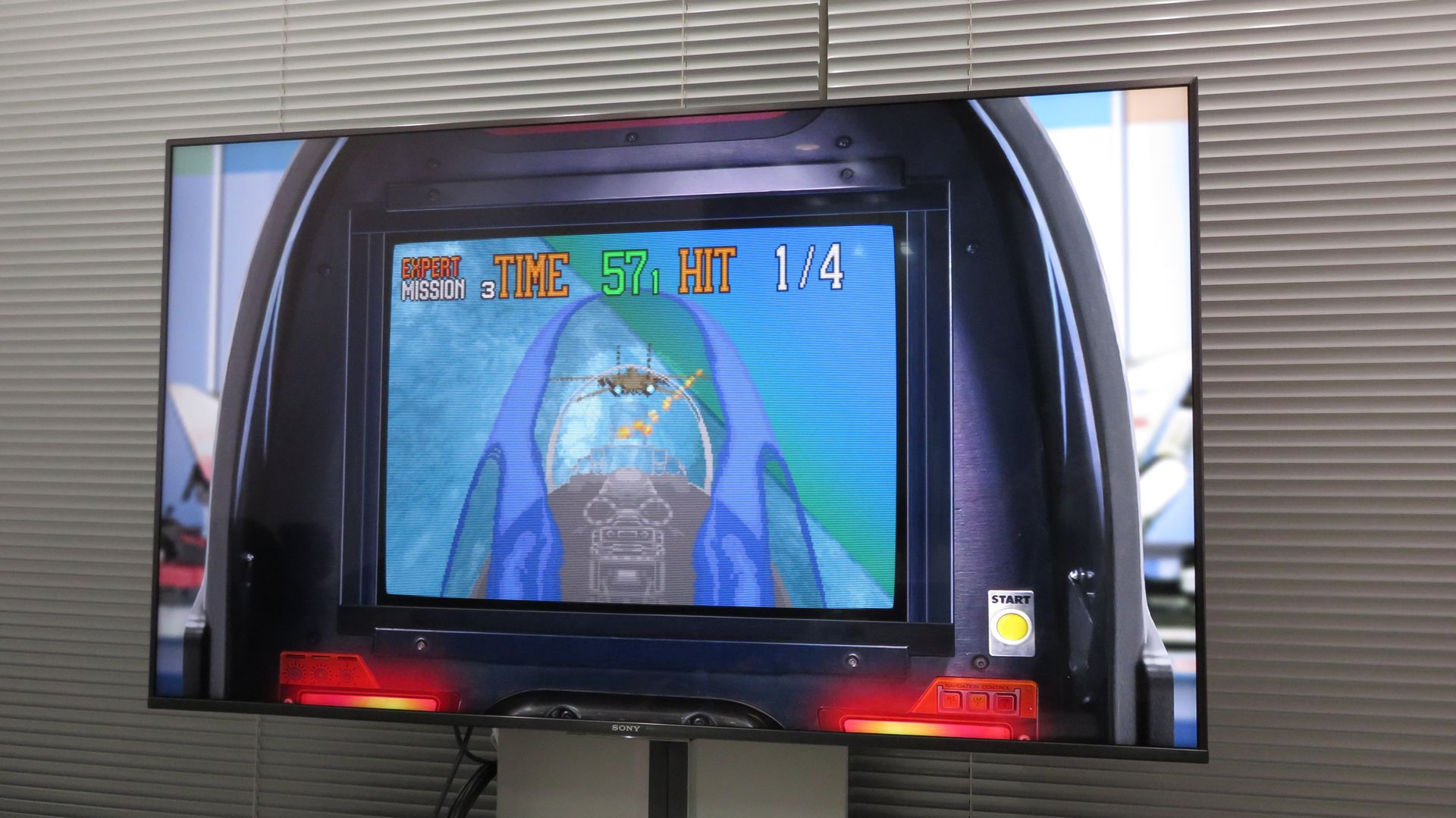 背後に敵機が迫ってくると、コックピット下部にある赤ランプが点灯する筐体の演出も見事に再現