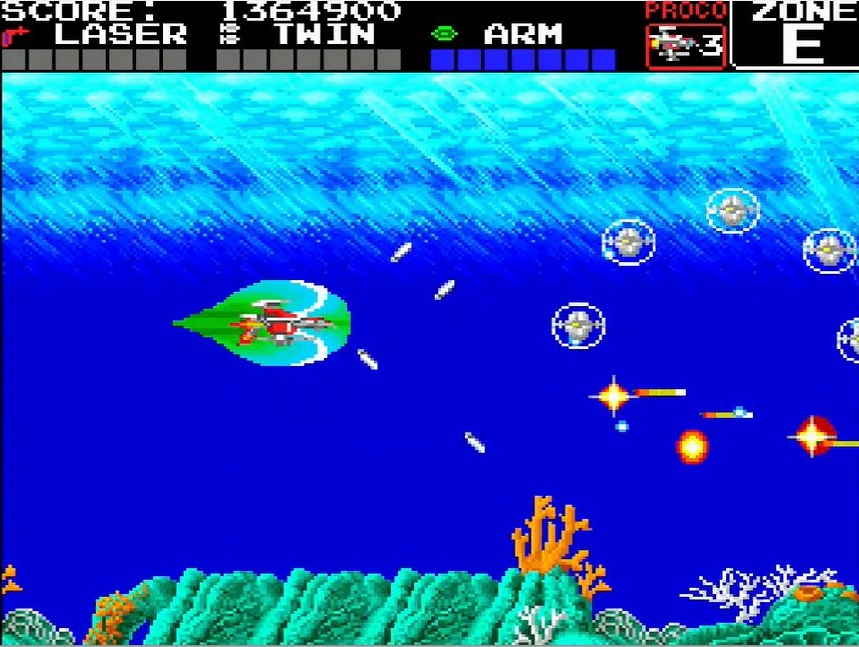 赤色の敵を破壊後に出現するアイテムを取るとミサイル、緑はボム、青はアームがパワーアップされる