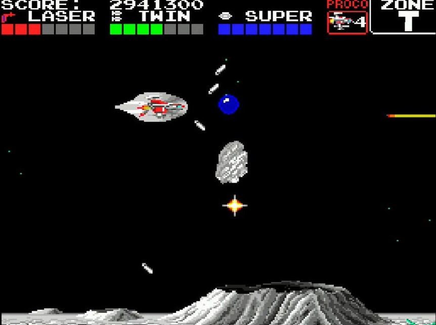 赤色の敵を破壊後に出現するアイテムを取るとミサイル、緑はボム、青はアームがパワーアップされる