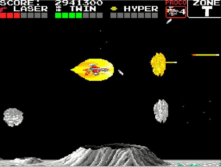 赤色の敵を破壊後に出現するアイテムを取るとミサイル、緑はボム、青はアームがパワーアップされる