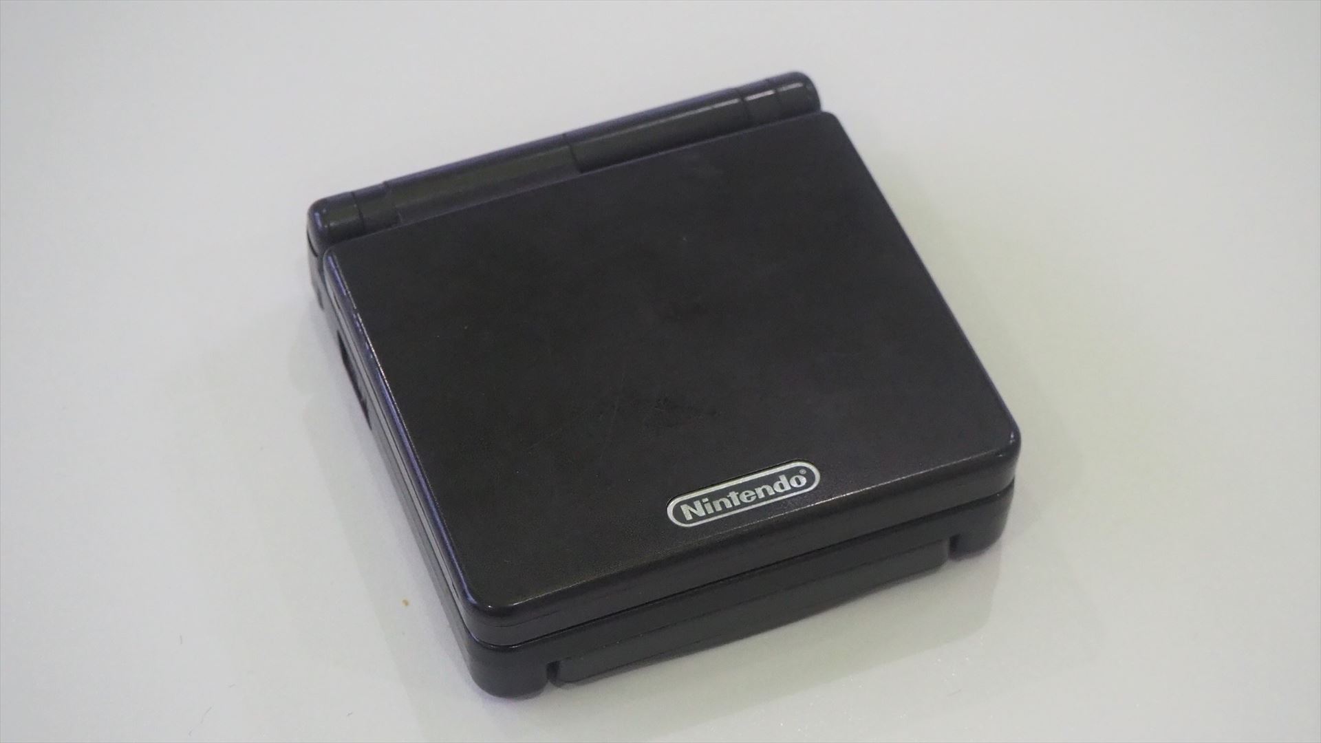 ゲームボーイアドバンスSPは、折りたたみ式ボディを採用している