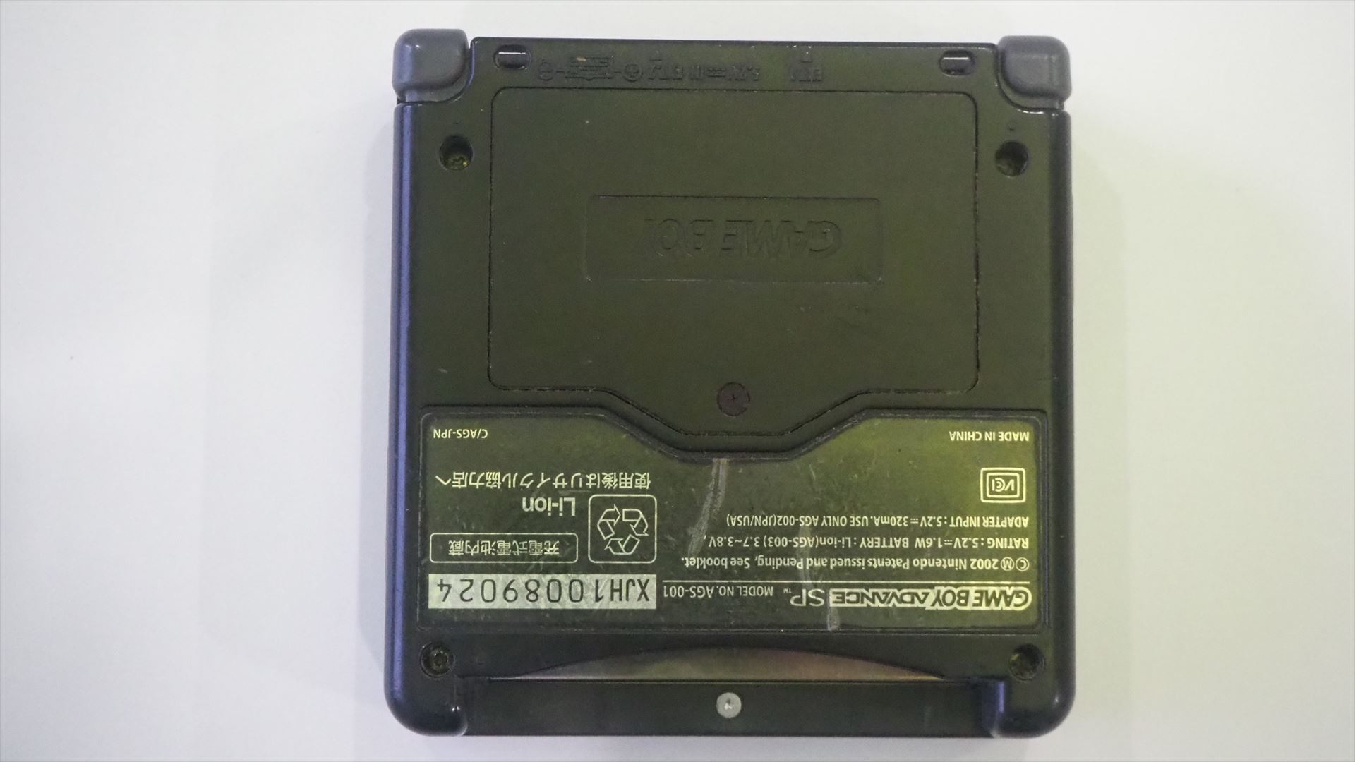 裏面のネジを1本外すことで、バッテリー蓋を外せる