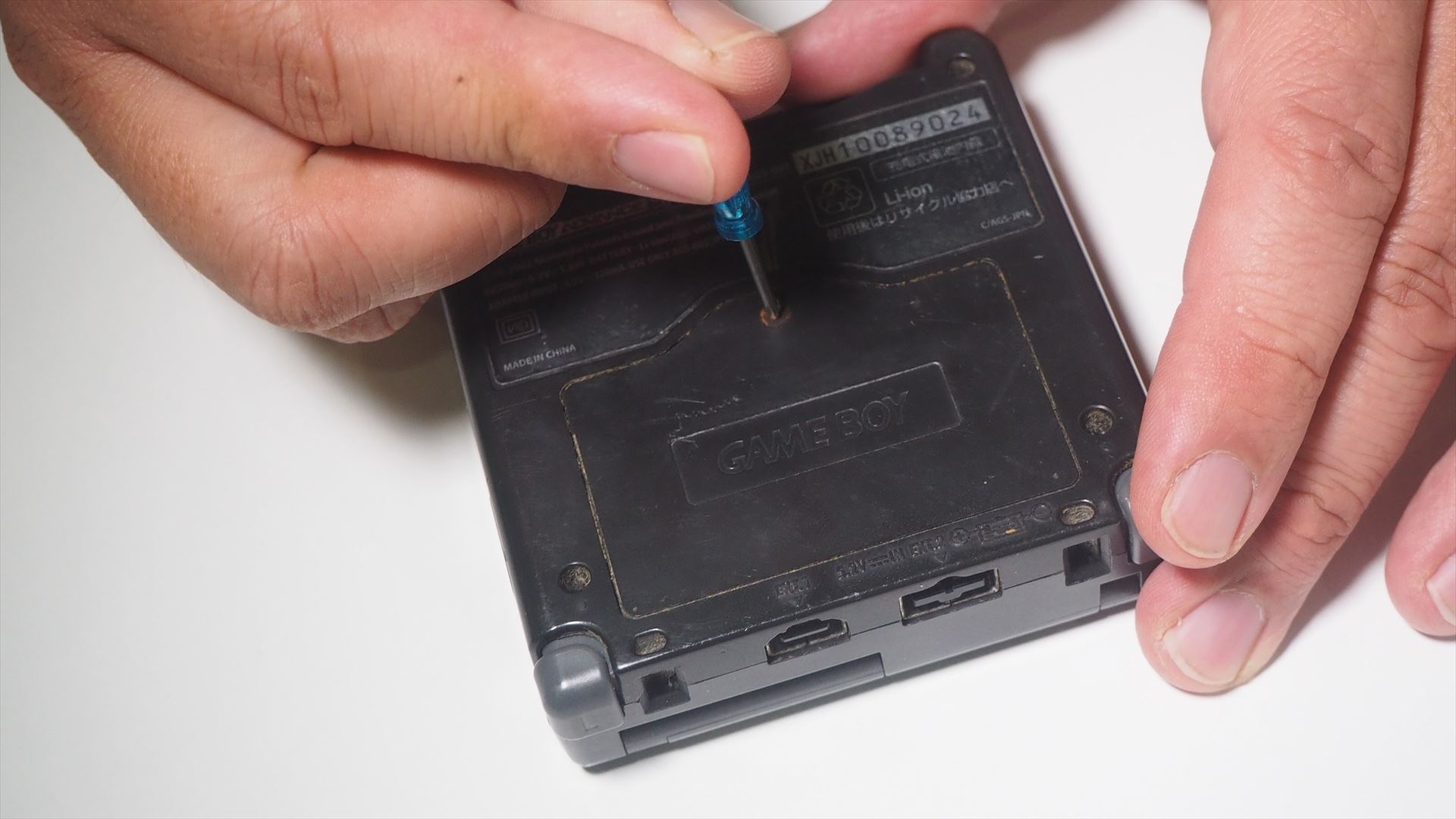 ドライバーやネジが小さいので、慎重に回すこと