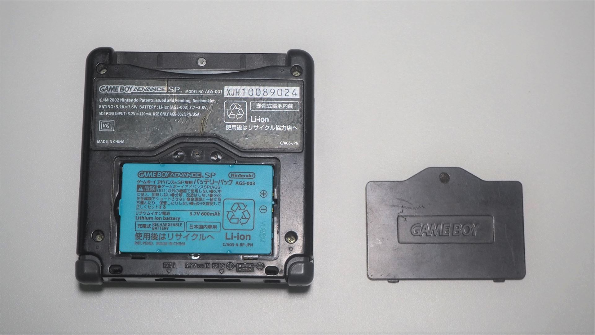 バッテリー蓋を外したところ。青いのが純正バッテリーだ