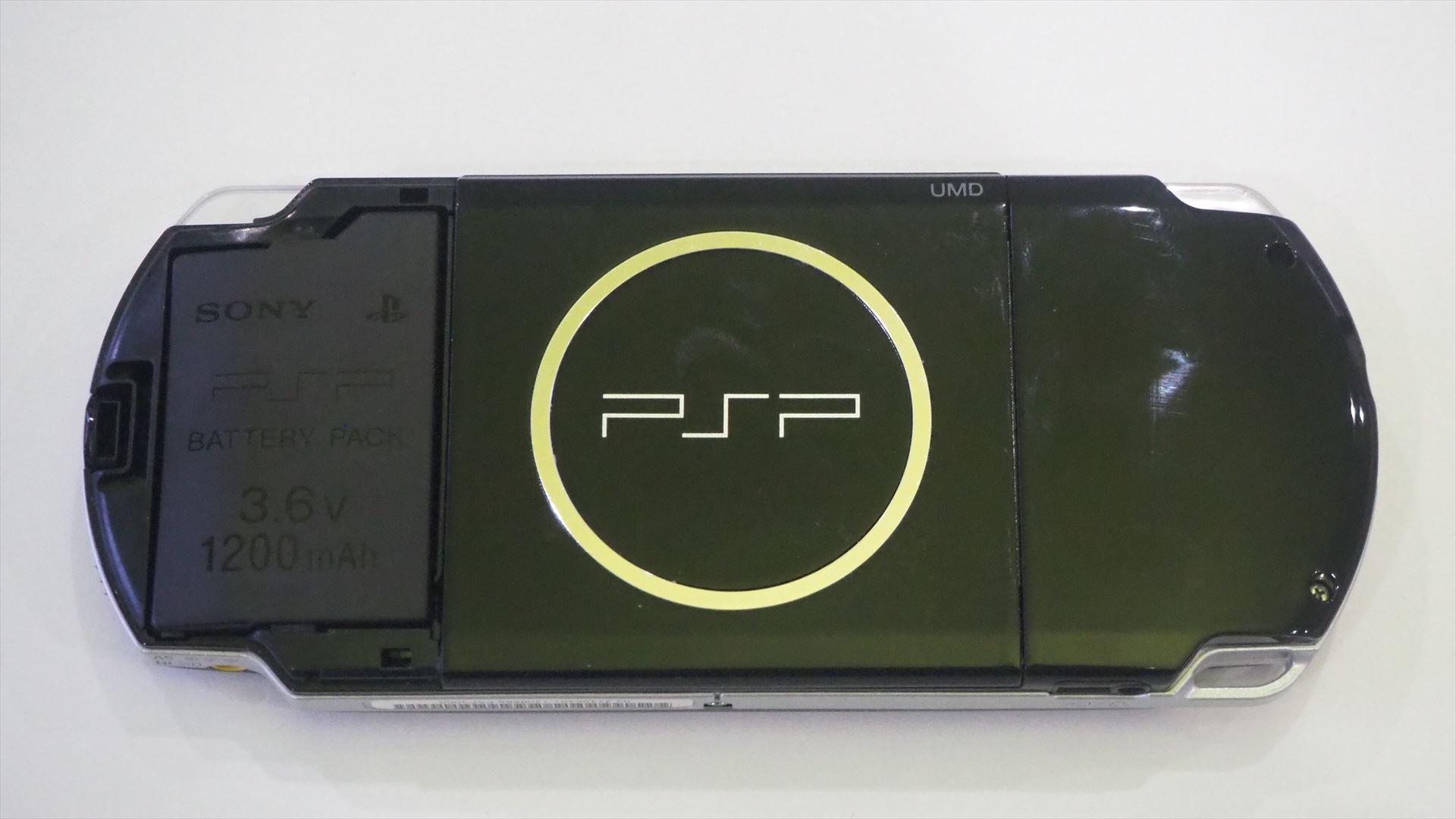 PSP-3000に正常な純正バッテリーを装着したところ