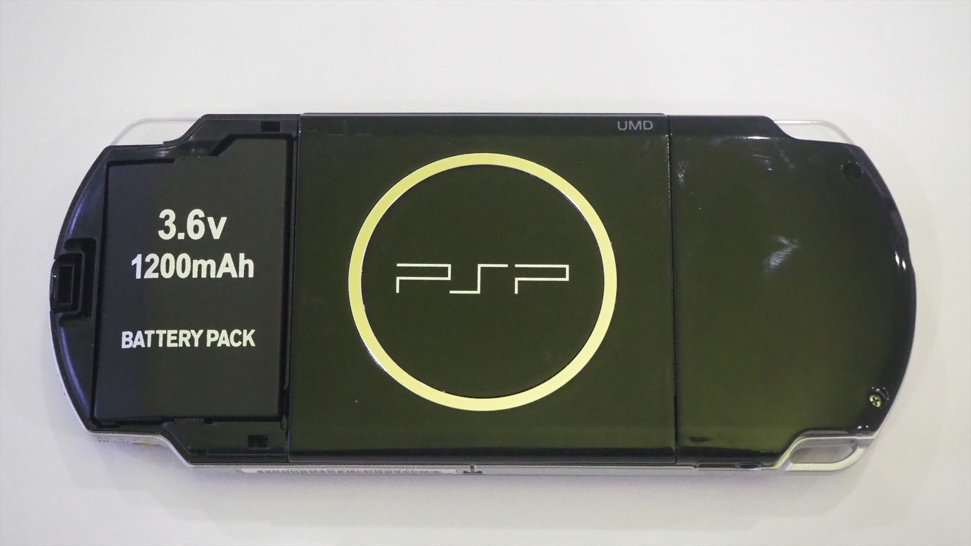PSP-3000に互換バッテリーを装着したところ