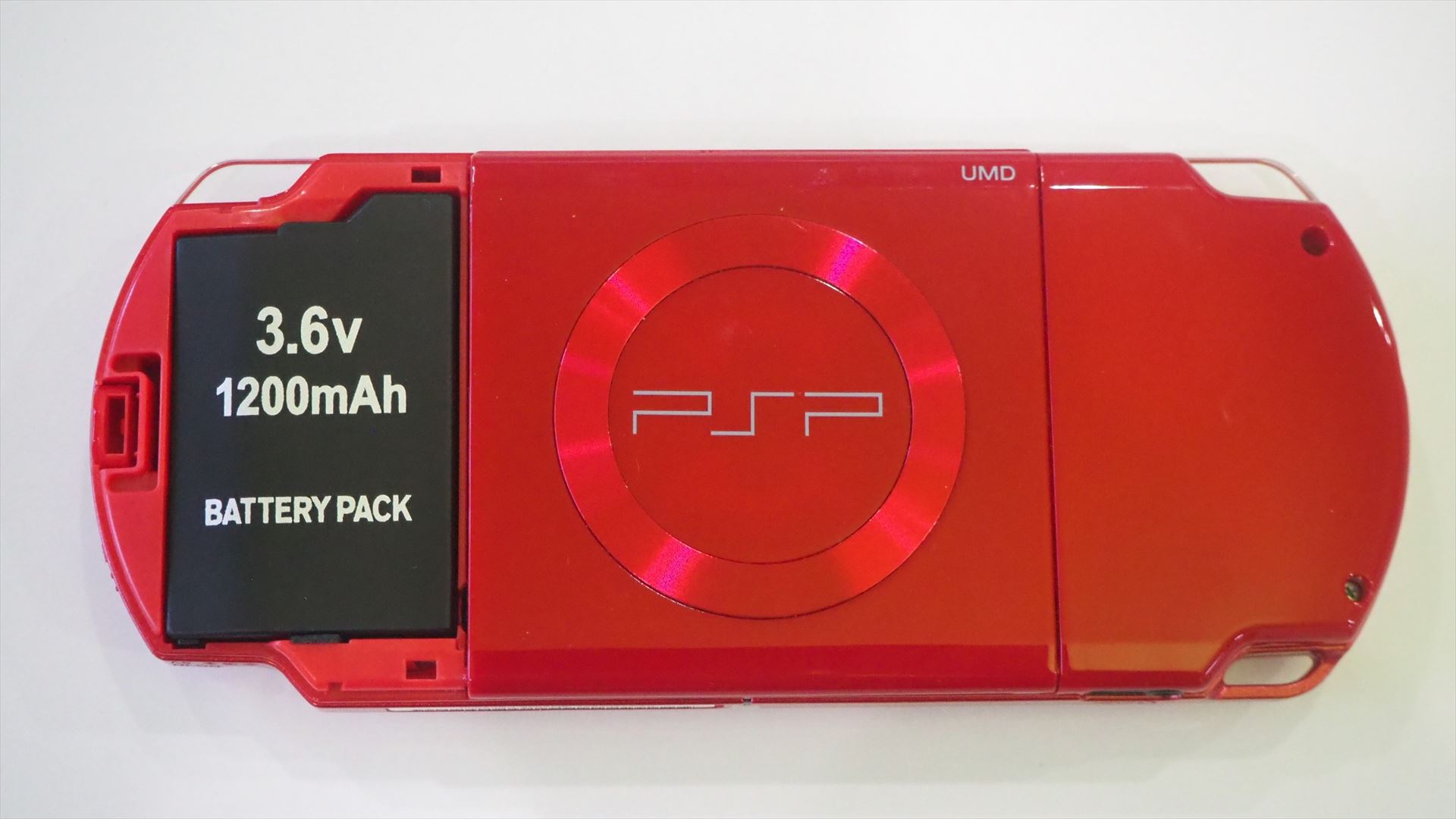 PSP-2000に互換バッテリーを装着したところ