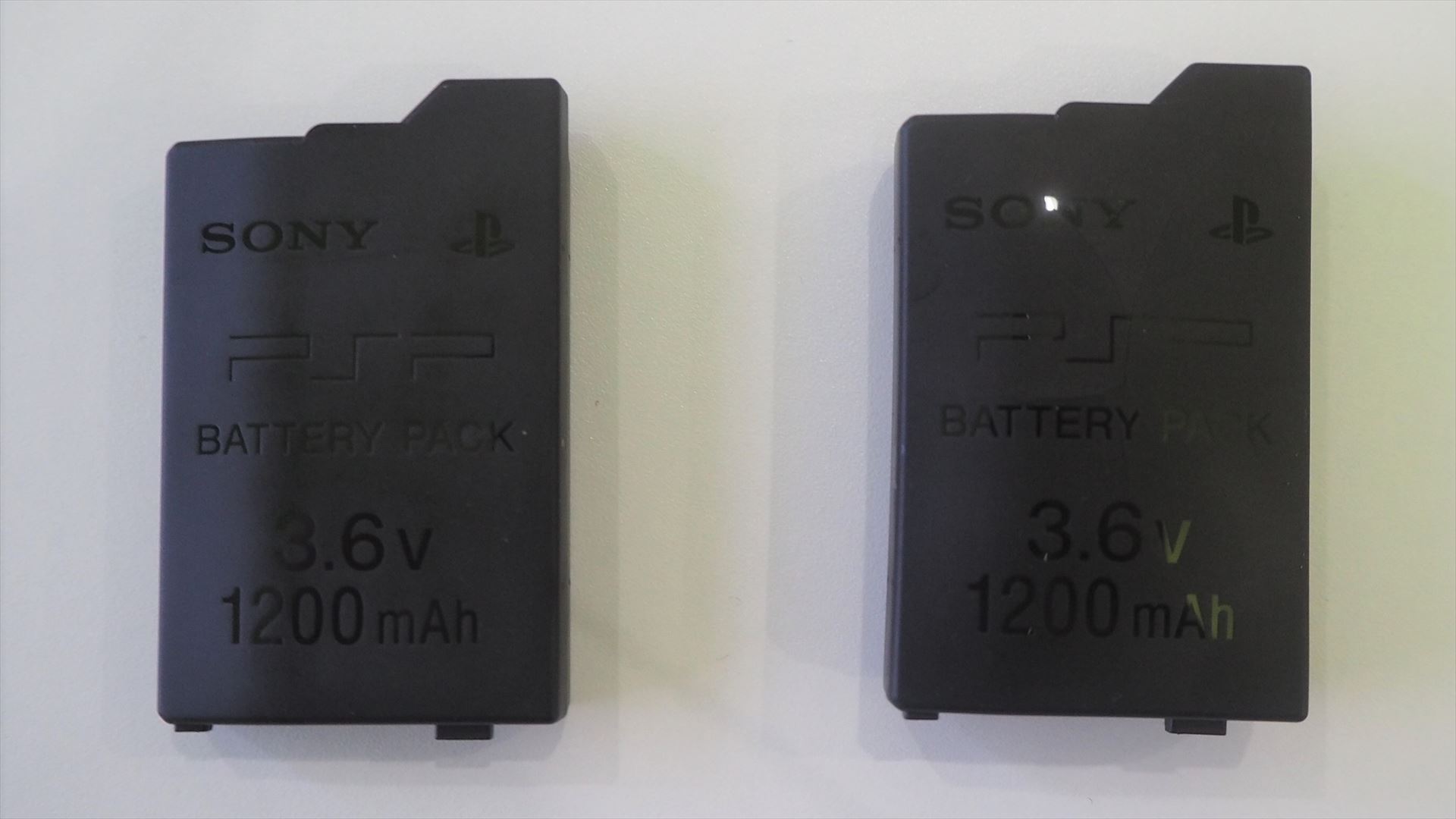 左がPS-3000に入っていた純正バッテリー。右がPS-2000に入っていた純正バッテリー。どちらも同じPSP-S110だが、右は大きく膨らんでしまっている