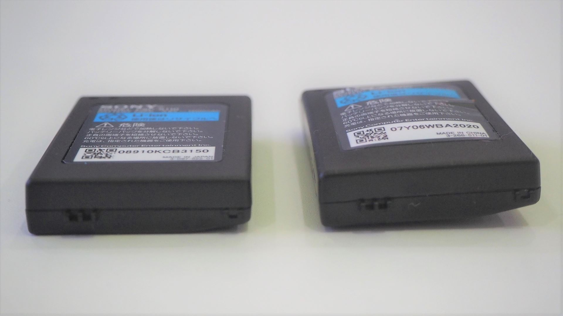 後ろから見たところ。右のバッテリーの厚さは、左の2倍程度に膨らんでいる