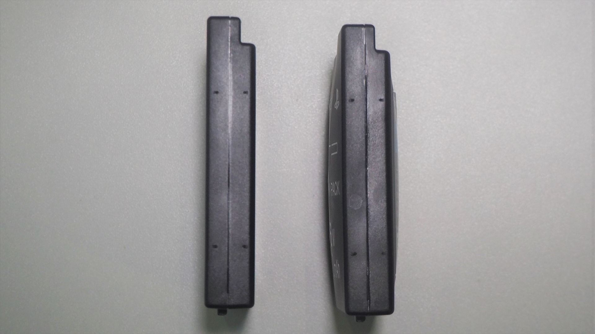 横から見たところ。右のバッテリーは大きく膨らんでおり、今にも破裂しそうで怖い