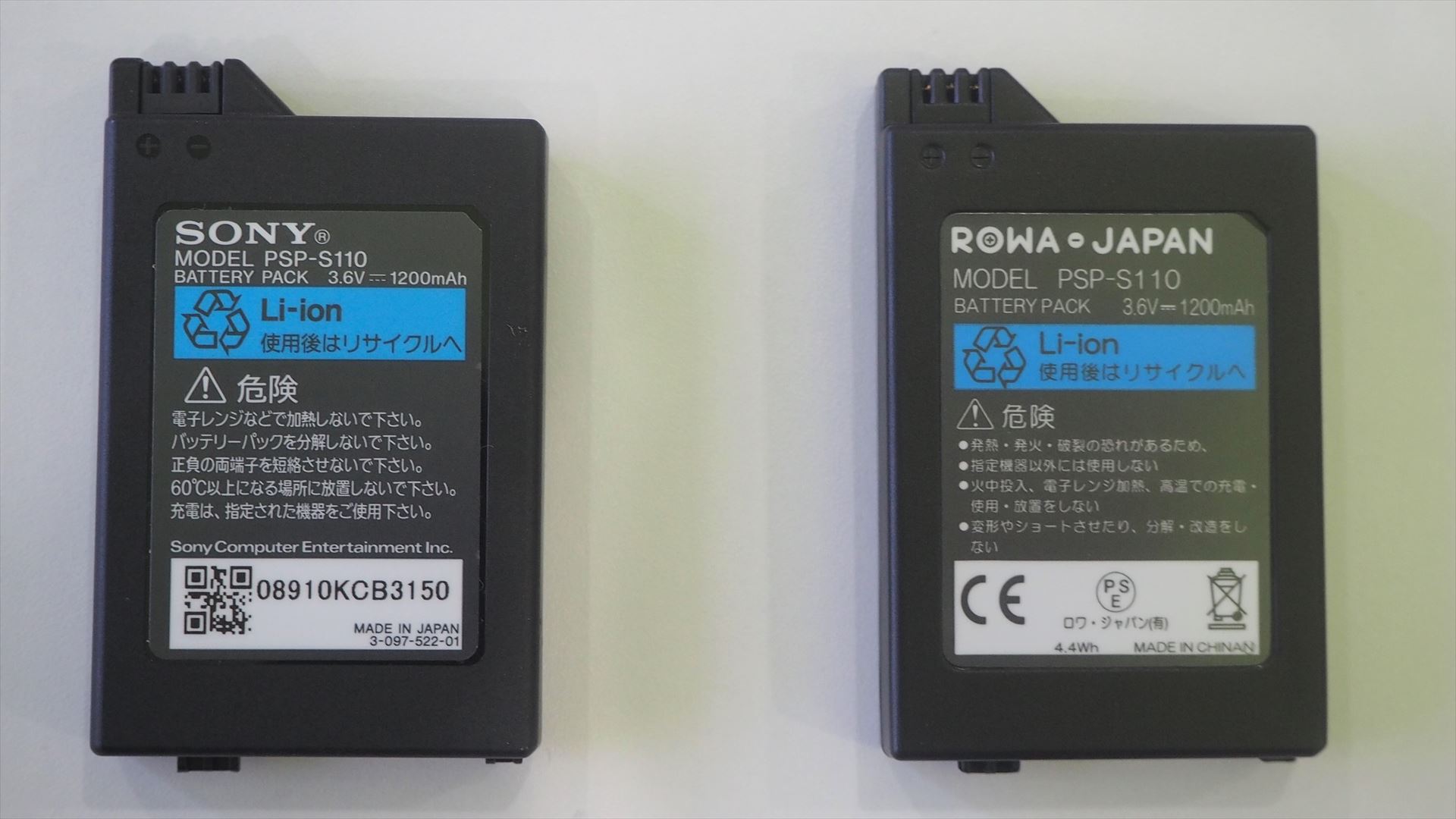 左が純正バッテリーで、右がロワジャパンの互換バッテリー。電圧や容量も互換品と同じだ