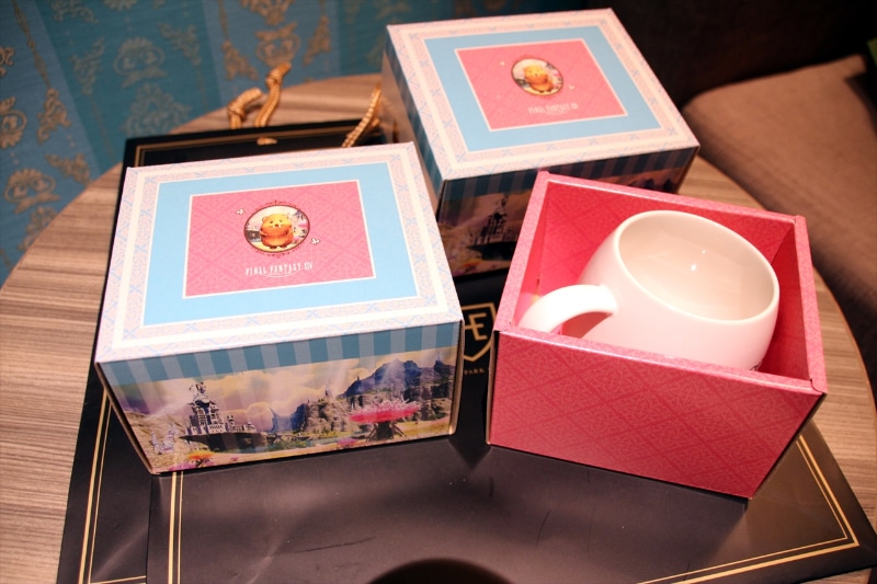 宿泊特典は、なんとジャイアントビーバーさんと、あの有名なセリフが刻まれたオリジナルデザインマグカップ！ 「これ……普通に売っていただけないですか……？」と零したくらいに、可愛いです……。特別な化粧箱と共にお持ち帰りできます。セリフの部分はあえてボカしていますが、うっすらと見えるだけでもわかりますよね。もちろん、”あの”セリフです