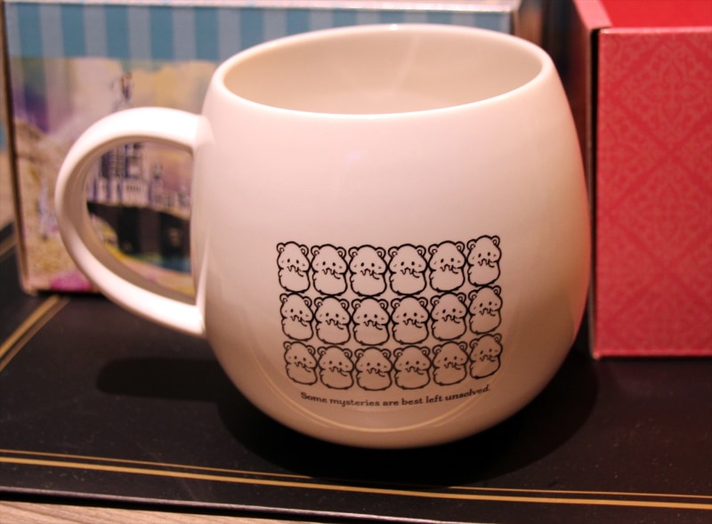 宿泊特典は、なんとジャイアントビーバーさんと、あの有名なセリフが刻まれたオリジナルデザインマグカップ！ 「これ……普通に売っていただけないですか……？」と零したくらいに、可愛いです……。特別な化粧箱と共にお持ち帰りできます。セリフの部分はあえてボカしていますが、うっすらと見えるだけでもわかりますよね。もちろん、”あの”セリフです