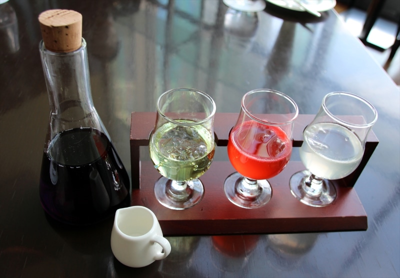 「トリプルカララント」は、ポーションをイメージさせるドリンク。左から、ライム、ザクロ、レモンがベースになっていて、まずはそのままの味わいを楽しんでください。次に三角フラスコに入ったお茶を注ぐと、色と味が変化します。そしてそこに更に白い小瓶に入った粉を入れてかき混ぜると、再び色が変わるという、3回楽しめるカクテルです。1段階目から2段階目の時はお茶を加えることもあって、味にかなり変化が起こるので、最初はシンプルに何も入れず味わってから、変化を楽しんでくださいね