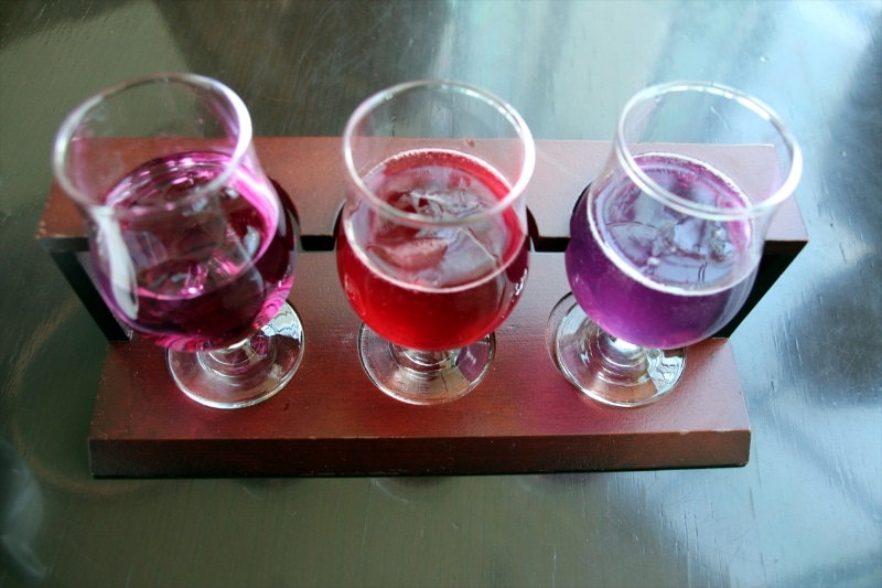 「トリプルカララント」は、ポーションをイメージさせるドリンク。左から、ライム、ザクロ、レモンがベースになっていて、まずはそのままの味わいを楽しんでください。次に三角フラスコに入ったお茶を注ぐと、色と味が変化します。そしてそこに更に白い小瓶に入った粉を入れてかき混ぜると、再び色が変わるという、3回楽しめるカクテルです。1段階目から2段階目の時はお茶を加えることもあって、味にかなり変化が起こるので、最初はシンプルに何も入れず味わってから、変化を楽しんでくださいね