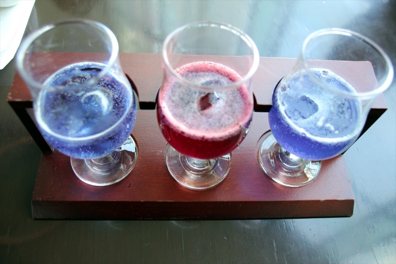 「トリプルカララント」は、ポーションをイメージさせるドリンク。左から、ライム、ザクロ、レモンがベースになっていて、まずはそのままの味わいを楽しんでください。次に三角フラスコに入ったお茶を注ぐと、色と味が変化します。そしてそこに更に白い小瓶に入った粉を入れてかき混ぜると、再び色が変わるという、3回楽しめるカクテルです。1段階目から2段階目の時はお茶を加えることもあって、味にかなり変化が起こるので、最初はシンプルに何も入れず味わってから、変化を楽しんでくださいね