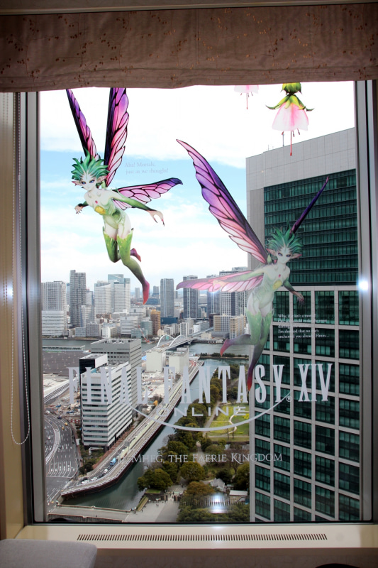 東京の景色が楽しめる窓には、ピクシーたちが。まるで本当に空を舞っているかのようです