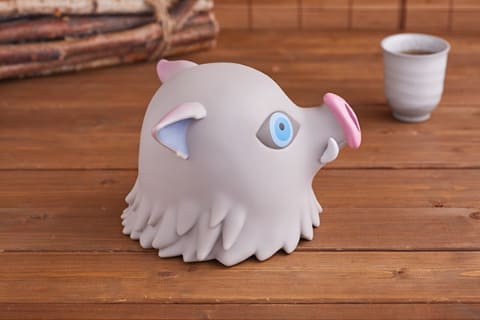 鬼滅の刃　全集中展限定　伊之助貯金箱 グッズ情報】 新商品「伊之助ヘッドマスコット貯金箱」が登場！3/23(月