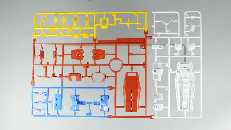 前期／中期の選択式によるところが大きいが、基本的に片方でしか組み立てられないので大きな胸部が1つ余ることになる