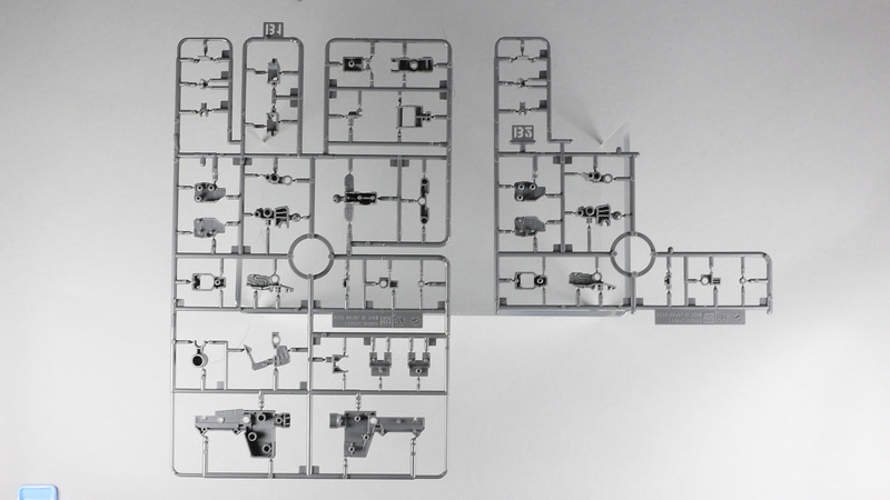 こうして並べてみると共通とそうでない部分がよくわかる。両腕・両脚は同時に切り出せば時短制作ができそうだ。B/D双方でバズーカ1丁分がごっそり削られている。これは残念