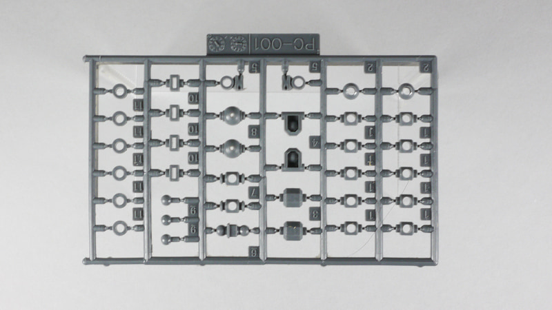 Cランナーは共通用で使わないパーツが多めだ。武装類はあいかわらず左右貼り合わせのいわゆるモナカ構造。HGとはいえ、いつの日かここの改善がなされることを切に願っている。ポリキャップも半分ほどは使わなくなる