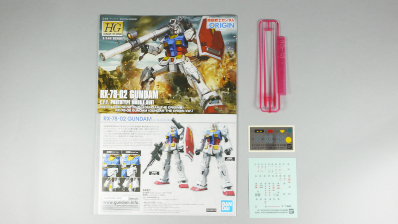 組立説明書とシール類とビーム・サーベルのランナー。マーキングシールが付属しており細かなディテールアップができる。ただし重要な「RX-78-02」などは1つしかないため完成後に組み替えた場合、同じマーキングの状態を再現するのが難しい