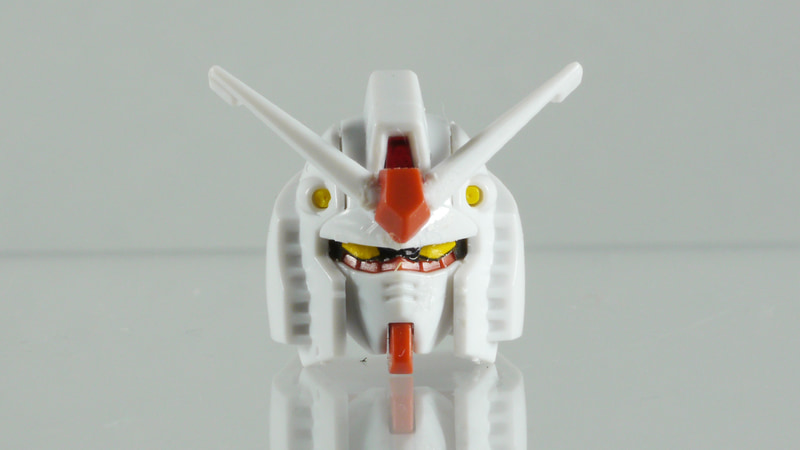 センサーはシールで再現。細かいのでつまようじやピンセットを使って作業する。ツインアイは内部パーツを組んでから貼り付けるほうが作業がしやすいだろう