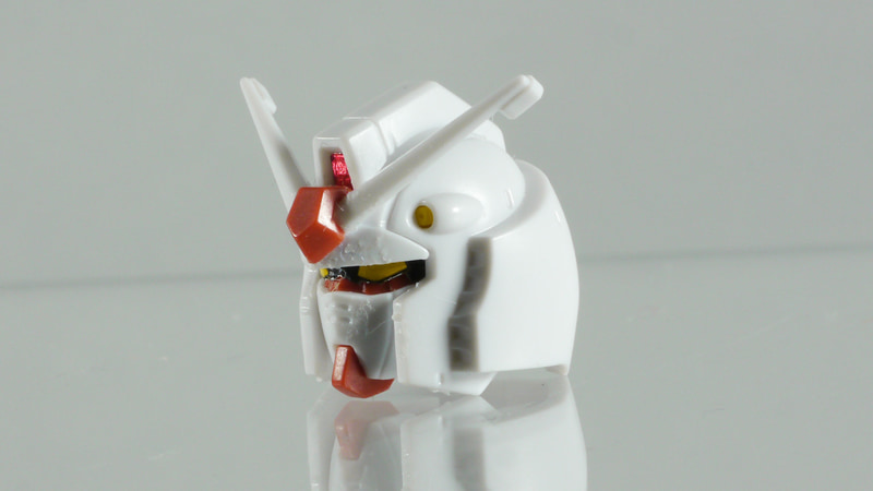 センサーはシールで再現。細かいのでつまようじやピンセットを使って作業する。ツインアイは内部パーツを組んでから貼り付けるほうが作業がしやすいだろう