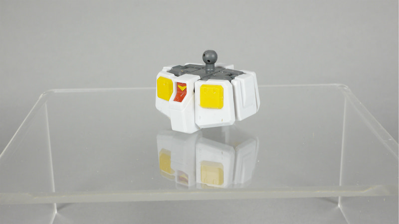 フロントアーマーは左右がつながって成形されているので中心のボールジョイント状の部分で切り離せば独立して動かせるようになる。HGシリーズでは定番の工作なのでぜひチャレンジしてみてほしい