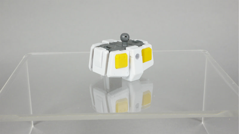 フロントアーマーは左右がつながって成形されているので中心のボールジョイント状の部分で切り離せば独立して動かせるようになる。HGシリーズでは定番の工作なのでぜひチャレンジしてみてほしい