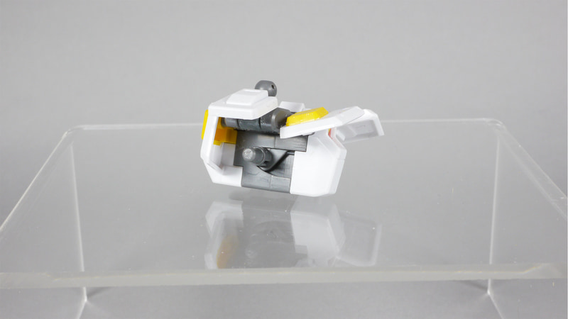 フロントアーマーは左右がつながって成形されているので中心のボールジョイント状の部分で切り離せば独立して動かせるようになる。HGシリーズでは定番の工作なのでぜひチャレンジしてみてほしい