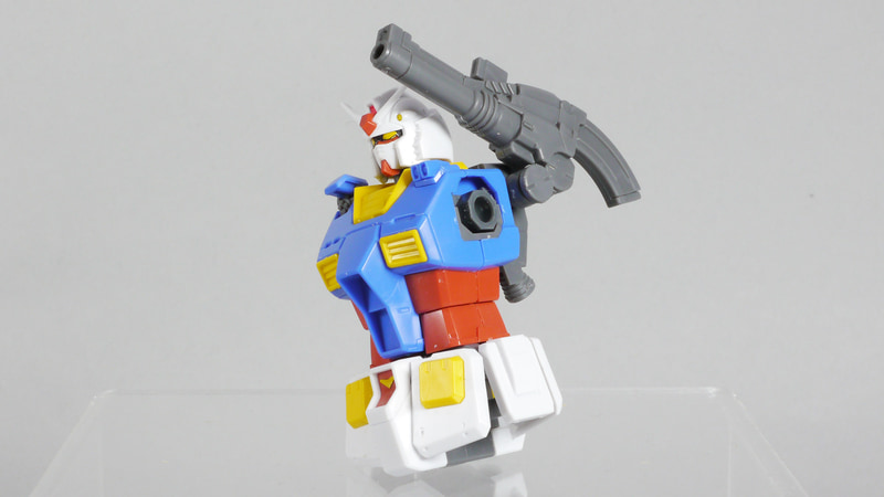 有名な話でご承知のことと思うが、最初の1/144ガンダムは成形色が白一色で組み立てには接着剤が必要だったのだ。そして、現在の視点からするとほとんど可動しないに等しい。40年前にこの技術のガンプラが実在していたら世の中はどうなっていたのだろうか……