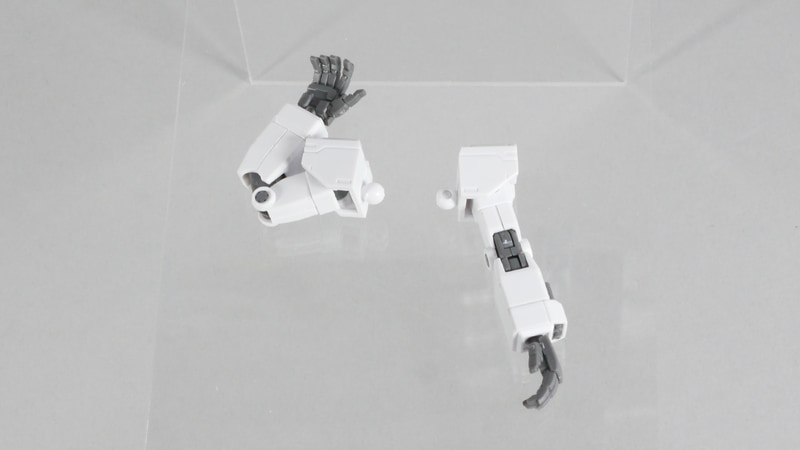 驚きの可動範囲!約180度曲がる肘関節でビーム・ライフルはもちろん、ビーム・サーベルの抜刀やショルダー・キャノンの保持でも色気のあるポージングが可能だ