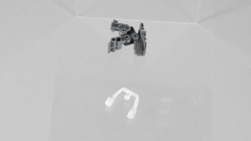 パーツ構成と膝関節の構造。これだけで驚異の可動域を実現させているのだ。そしてアンクルガードだがこの接続方法がキモとなっている。この部分で足本体と接続されるとどういった効果があるのかはレビュー後半のポーズ集で確認していただきたい