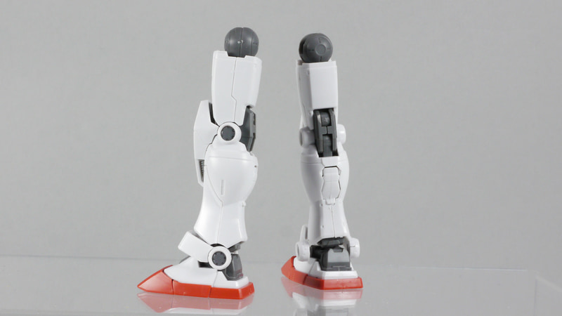 組み上げた時のパーツの密度感が素晴らしい。そしてこの可動域をご覧いただきたい。1/144スケールとは思えない重量感と表情の豊かさを感じられる。つま先が曲がるだけでこれだけの表情がつけられるのだ。しかし可動性能重視とはいえ腕部の肘関節といい、脚部の膝と足首の丸モールドの設定上の存在意義とは……