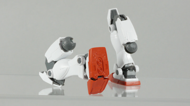 組み上げた時のパーツの密度感が素晴らしい。そしてこの可動域をご覧いただきたい。1/144スケールとは思えない重量感と表情の豊かさを感じられる。つま先が曲がるだけでこれだけの表情がつけられるのだ。しかし可動性能重視とはいえ腕部の肘関節といい、脚部の膝と足首の丸モールドの設定上の存在意義とは……