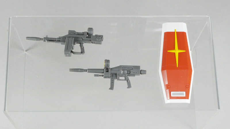 ビーム・ライフル2丁付属がうれしい。同時2丁持ちさせてみたくなるが”ガンダム”的にはビーム兵器2つはドライブできないんじゃないか?でも”ガンプラ”だったらなんでもありだ!なんて想像を膨らますととても楽しい。中期ビーム・ライフルの本体部分に腰部へのマウント軸があるのだがそれを開くと本体に穴が開いてしまって少々オモチャっぽさがでてしまうところが残念か