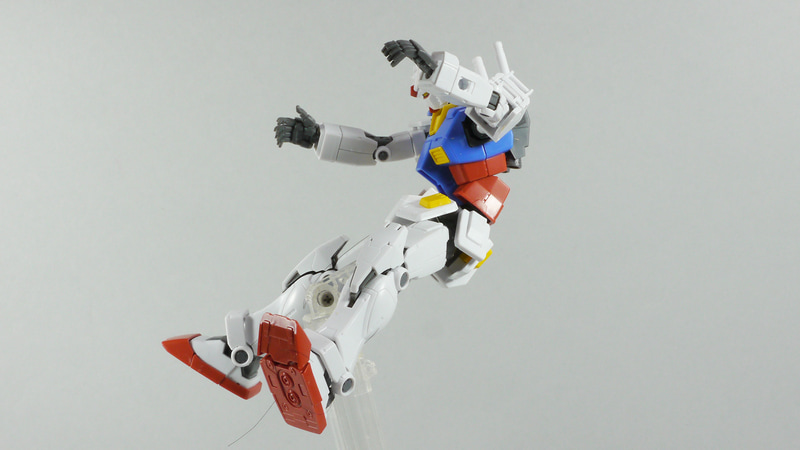 驚異的な可動域。真っ先に思いつくシーンはシャア専用ザクに蹴られるところだろうか