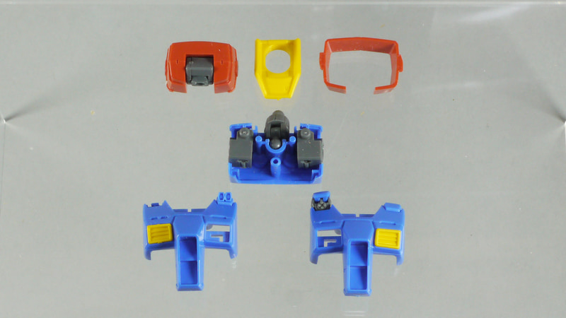 胸部を分解していく。胸部のダクトは埋め込み式なので裏からゆっくり押し出し、中期用胸部に移植する