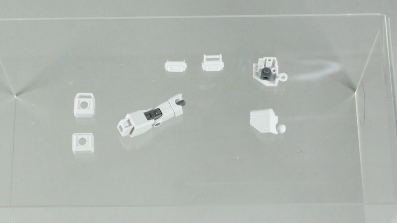 肩もモナカを割ってフック状のパーツに変更、左前腕のガトリングガンを取り去り、右前腕の袖を付け替える